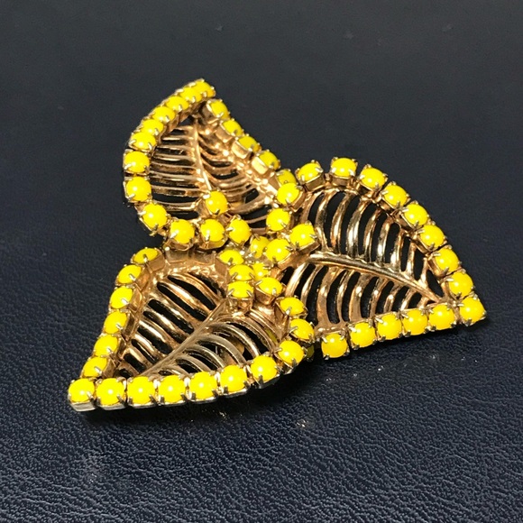 Beautiful Classic VINTAGE Yellow Enamel Stone 3 Leaf Brooch - Picture 2 of 8